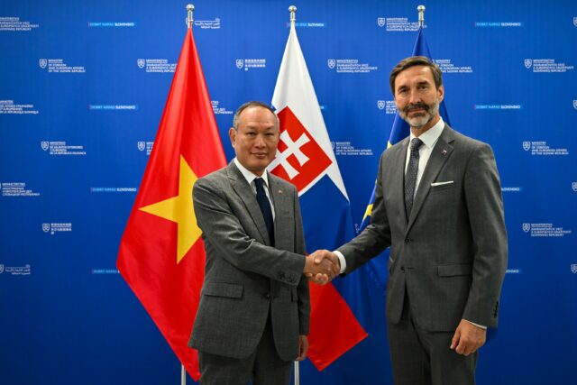 Mzv_minister j. blanar s vietnamskym velvyslancom p. truong giangom_001.jpg