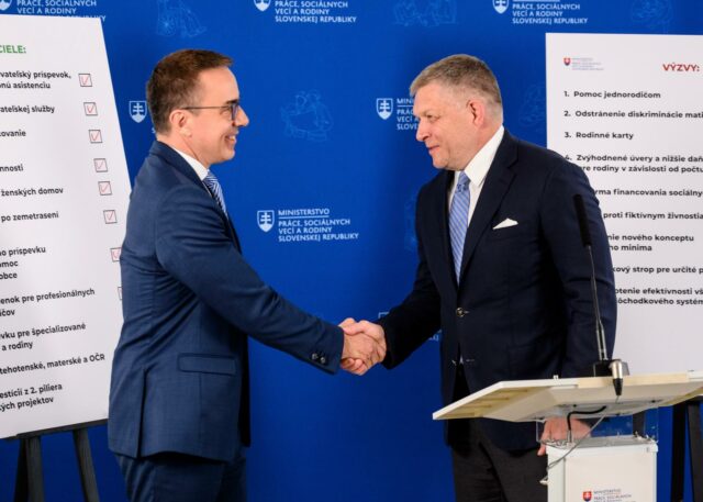 Pracovne stretnutie predsedu vlady roberta fica ministrom prace socialnych veci rodiny erikom tomasom.jpeg