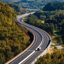 R2 krivan mytna dialnica v korunach stromov.jpg