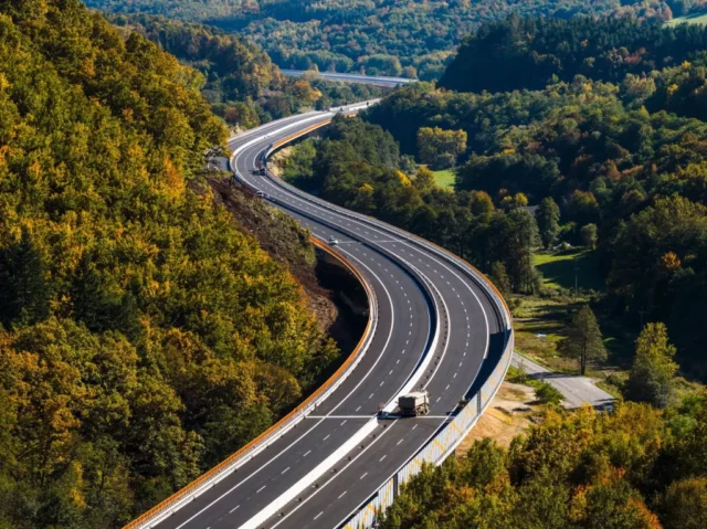 R2 krivan mytna dialnica v korunach stromov.webp