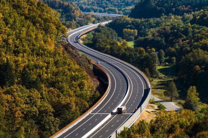 R2 krivan mytna dialnica v korunach stromov.jpg