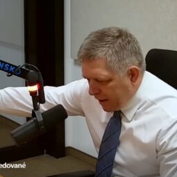 R fico v rozhlase.jpg