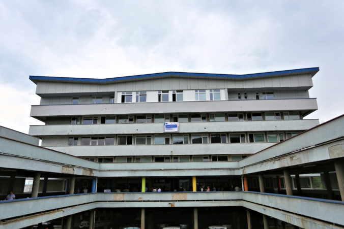 Nemocnica pred realizáciou projektu Modernizácia Detskej fakultnej nemocnice s poliklinikou (DFNsP) v Banskej Bystrici počas slávnostného poklepania základného kameňa za účasti ministerky zdravotníctva a primátora Banskej Bystrice. Banská Bystrica, 2. júl 2019.