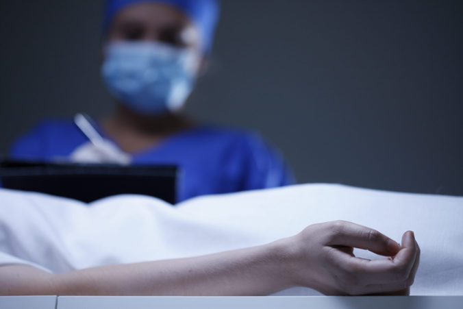Záujem lekárov o vykonávanie prehliadok mŕtvych tiel v niektorých krajoch prevyšuje možnosti rozpisov