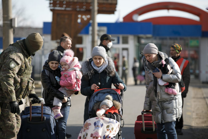 UKRAJINA: Vojnoví utečenci z Ukrajiny prechádzajú za pomoci vojakov SR cez hraničný priechod v obci Veľké Slemence. Veľké Slemence, 28. február 2022.  Vojnoví utečenci