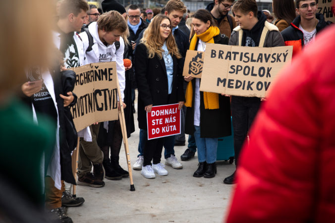 Účastníci počas protestného zhromaždenia Lekárskeho odborového združenia (LOZ) s názvom Zachráňme zdravotníctvo na Námestí slobody v Bratislave