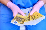 Nemocnica lekar sestra zdravotníci odmeny pomoc financie peniaze