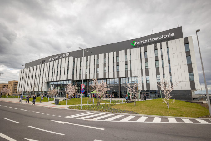 Atmosféra pred budovou nemocnice počas Dňa otvorených dverí (DOD) v Nemocnici Bory - Penta Hospitals v Bratislave