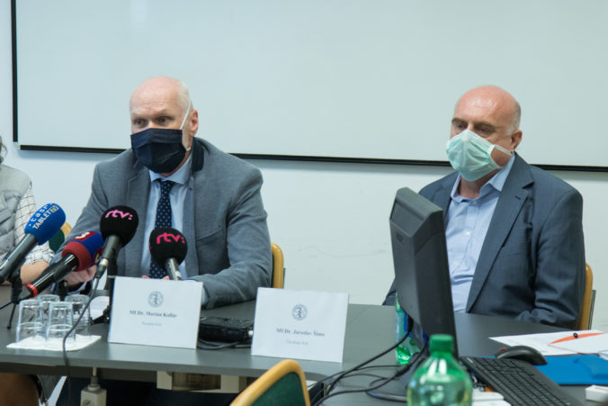 Zľava: Prezident SLK Marian Kollár a člen Rady SLK Jaroslav imo počas tlačovej konferencie Slovenskej lekárskej komory (SLK) o prežití našich nemocníc a ambulancií koronakrízy