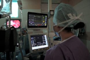 Na oddelení otorinolaryngológie operovali pacienta so zriedkavým nádorom