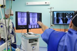 Neurochirurgovia z Nových Zámkov ako prví na Slovensku operovali chrbticu novou biportálnou endoskopiou