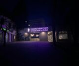 Fnsp za_vstup do zilinskej nemocnice svieti na purpurovo.jpg