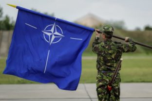 3352_romania_nato_britain_fallon_63433 71fd9e1b56e44357864a722703315b9b 640x420.jpg