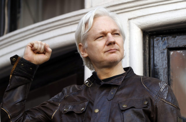 13999_britain_assange_22573 9204ea633a5c498c9e71394385183468 640x420.jpg