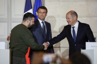 26808_volodymyr zelenskyj emmanuel macron olaf scholz 640x420.jpg