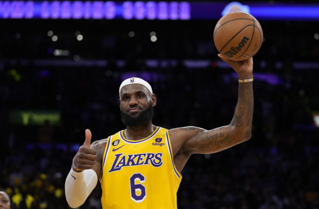 26810_thunder_lakers_basketball_scoring_record_84168 4ba157e2c3384fc49fa56ed7856c1293 640x420.jpg