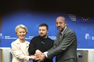 26918_ursula von der leyenova volodymyr zelenskyj charles michel 640x420.jpg