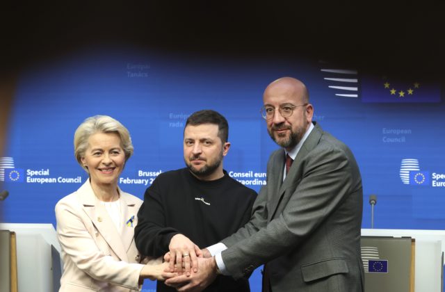26918_ursula von der leyenova volodymyr zelenskyj charles michel 640x420.jpg