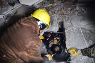 27295_aptopix_turkey_earthquake_95345 590cf6bee6c64242b444b98268879b51 640x420.jpg