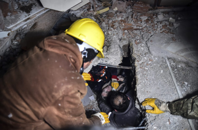 27295_aptopix_turkey_earthquake_95345 590cf6bee6c64242b444b98268879b51 640x420.jpg