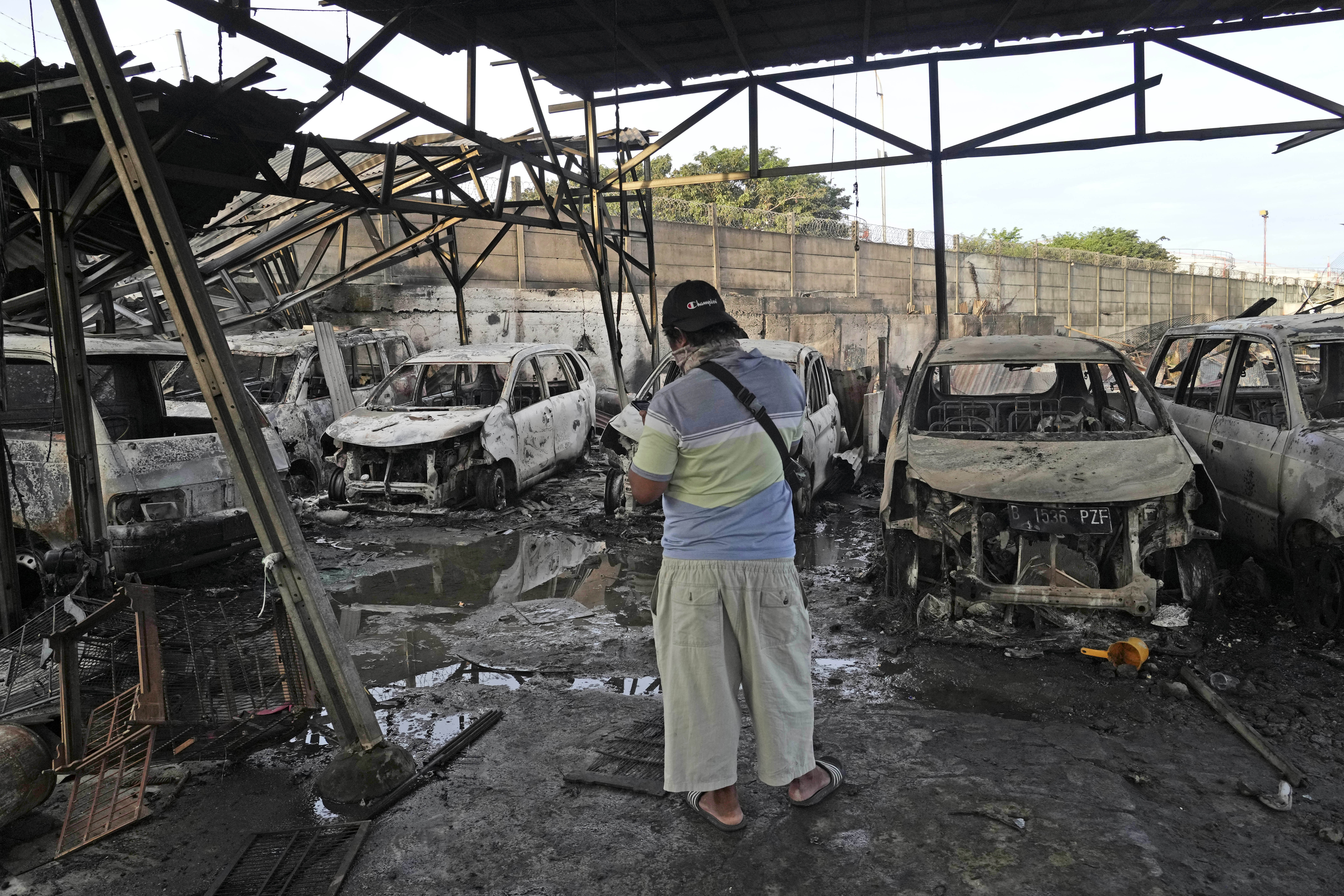 27988_indonesia_fuel_depot_fire_07914.jpg