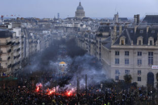 28094_aptopix_france_pension_protests_98418 640x420.jpg