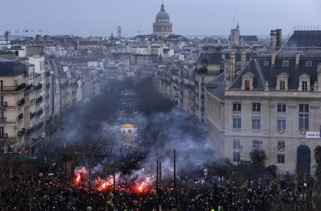 28094_aptopix_france_pension_protests_98418 640x420.jpg