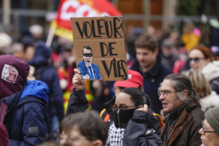 28303_france_pension_protests_01954 640x420.jpg