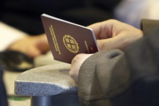 29504_greece_migrants_fake_passports_03203 ab4846f4ae414962a999c696a21b628f 640x420.jpg