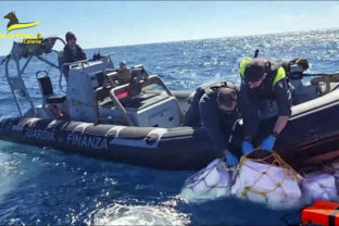 29896_italy_floating_cocaine_60842 640x420.jpg