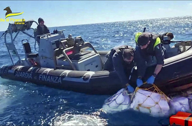 29896_italy_floating_cocaine_60842 640x420.jpg