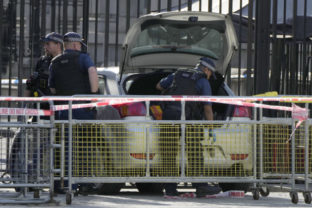 31743_britain_downing_street_collision_07882 640x420.jpg