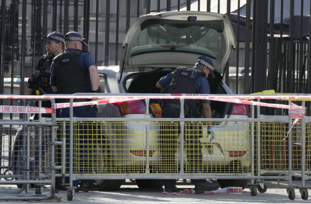 31743_britain_downing_street_collision_07882 640x420.jpg
