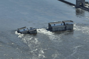 32859_correction_russia_ukraine_war_damaged_dam_38212 640x420.jpg