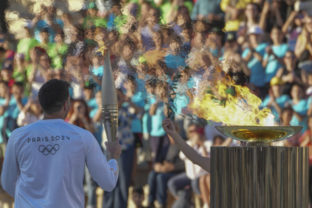 53481_greece_paris_olympics_flame_78854 640x420.jpg