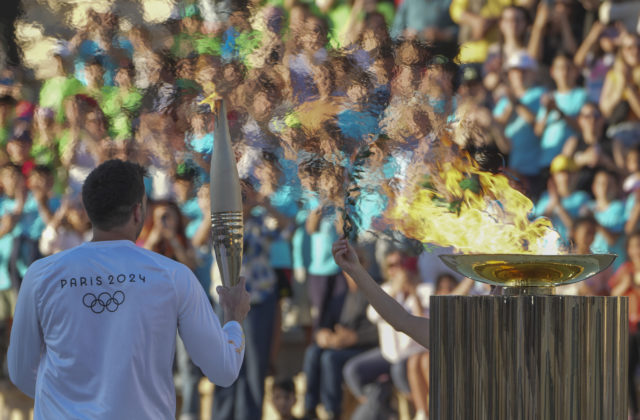 53481_greece_paris_olympics_flame_78854 640x420.jpg