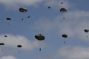 54064_france_d_day_80th_anniversary_parachute_drop_83910 640x420.jpg