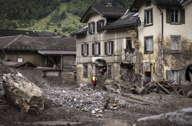 55495_switzerland_mudslide_27521 640x420.jpg