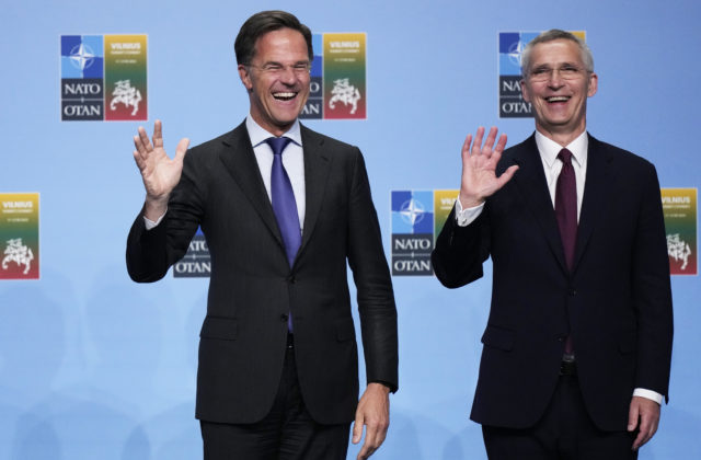 55741_mark rutte jens stoltenberg 640x420.jpg