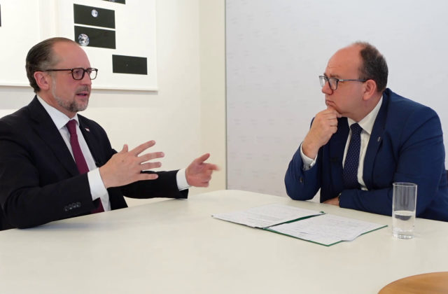 56143_rakusky minister zahranicnych veci alexander schallenberg a miroslav wlachovsky vo video podcaste okno do sveta. 640x420.jpg