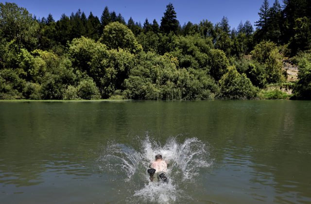 56247_holiday_fireworks_western_weather_95928 4 640x420.jpg