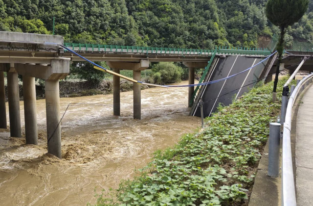 57262_china_bridge_collased_95745 640x420.jpg