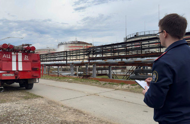 57681_russia_refinery_fire_74908 640x420.jpg