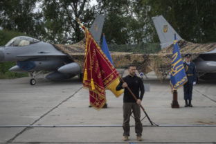 58263_russia_ukraine_war_f16_zelensky_00930 640x420.jpg