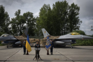58289_russia_ukraine_war_f16_zelensky_88083 640x420.jpg