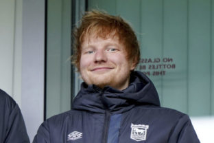 59076_ipswich_sheeran_soccer_59885 640x420.jpg