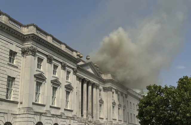 59108_britain_somerset_house_fire_47585 1 640x420.jpg