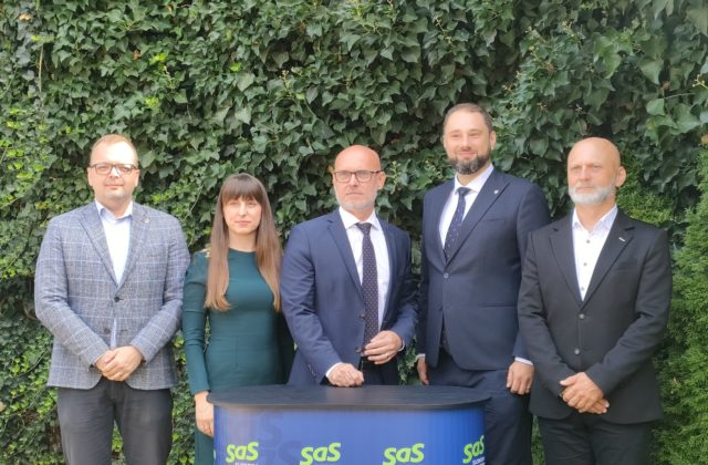 59438_zaava starosta makoaice zapad marcel vrchota okresna predsednaaka sas renata zolnaiova predsesa sas branislav grahling viceprimator mesta koaice marcel gibada krajska predseda sas peter a ech 640x420.jpg