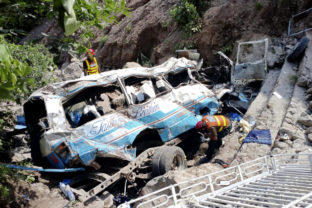 59585_pakistan_bus_accident_39812 640x420.jpg