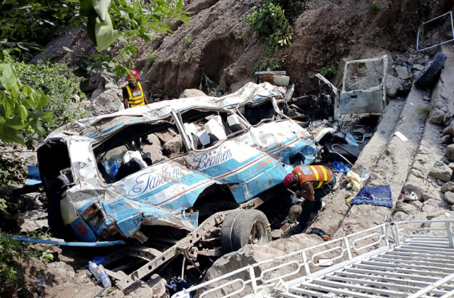 59585_pakistan_bus_accident_39812 640x420.jpg